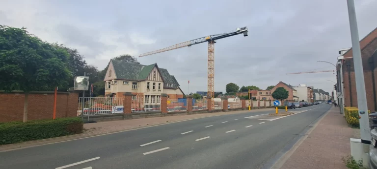 Torenkraan boven de bouwplaats naast de historische villa in Zottegem