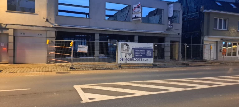 Werfhekken met de banner van De Moerloose voor het afgebroken pand